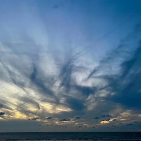 In With Stunning Sea View Апартаменты *